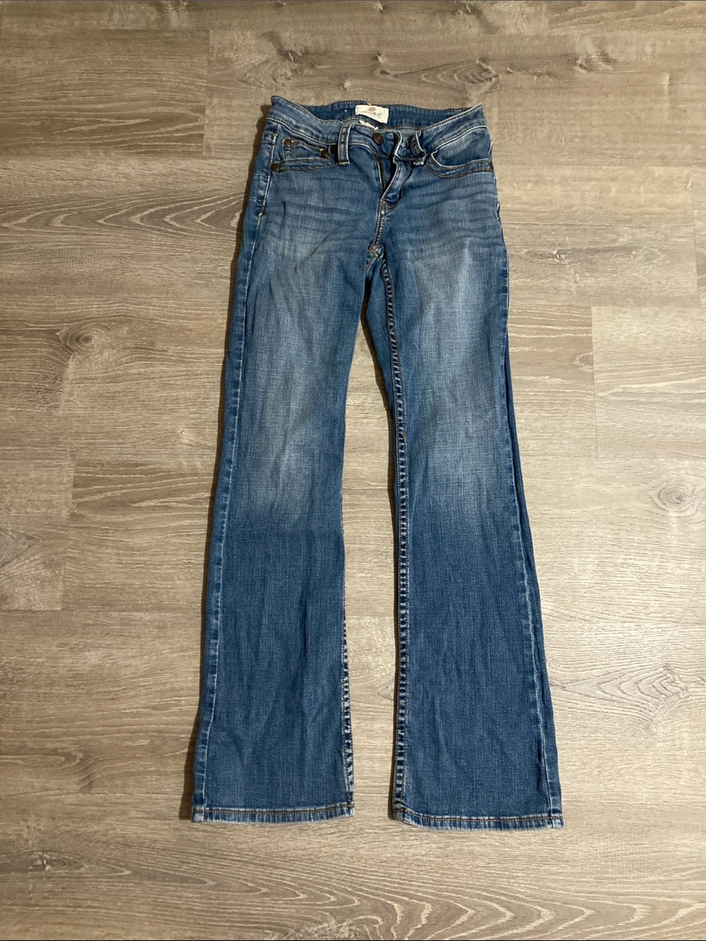 Shyanne Women's Flared Jeans in Blue Wash